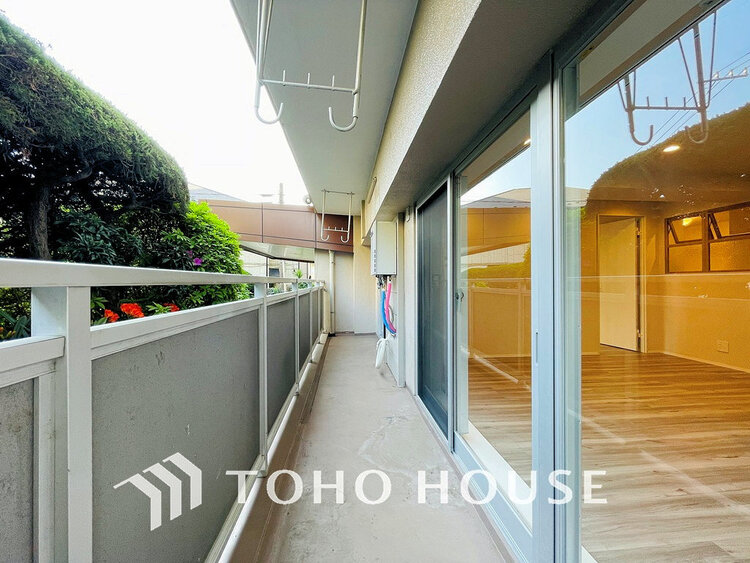 バルコニー 日当たりの良いバルコニーで晴れの日の洗濯物も楽しみになりますね