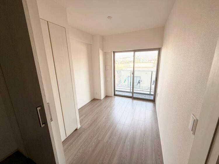 寝室 ベッドも十分に設置するスペースがあります。