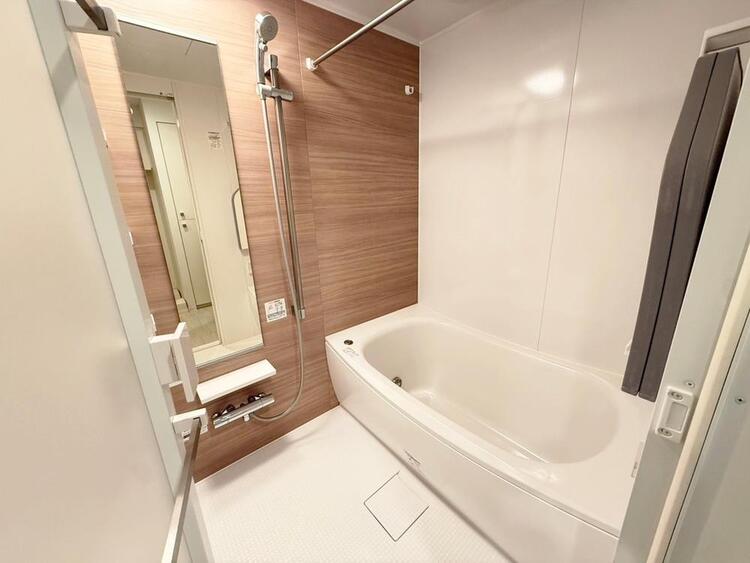 風呂 一日の疲れを癒すバスルームは、心地よいリラックスを叶える清潔感溢れる空間です。