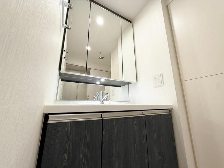 洗面 何かと物が増える場所だからこそ、スッキリと見映えの良い空間に。