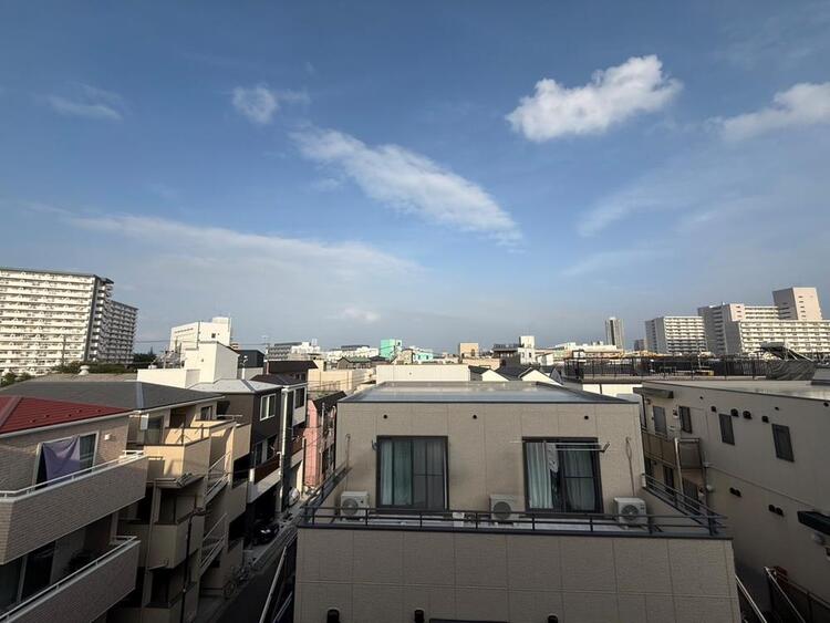 バルコニー 窓を開けると広がる青空。心をリフレッシュして日々を過ごしていきましょう。