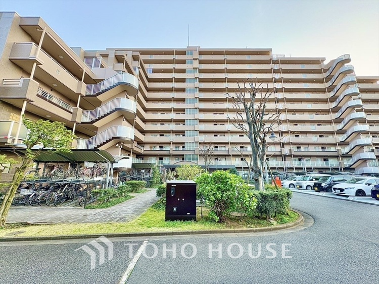 外観 夕暮れ時に迎える優しい光。暖かく心休まるほっとする瞬間。家族のもとへ。幸せのもとへ。