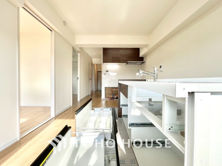 内装 【LIVING】◆扉を◆開くとこの景色。家族の”おかえり”の声が聞こえてきそう。