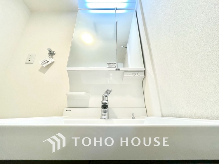 洗面 【WASHROOM】◆快適◆煌びやかな暮らしの中にも忘れたくない快適さ。大きな収納が助けてくれます。