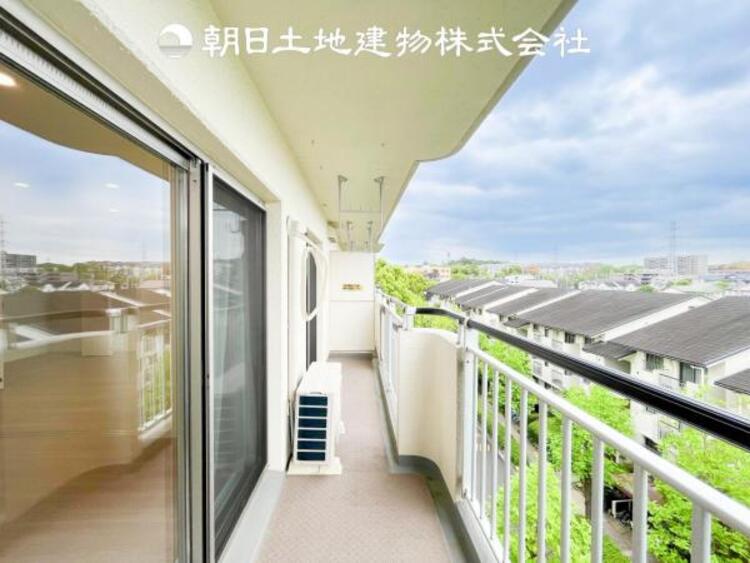 バルコニー 日々の暮らしの中で当たり前のように光と風を演出してくれるバルコニー