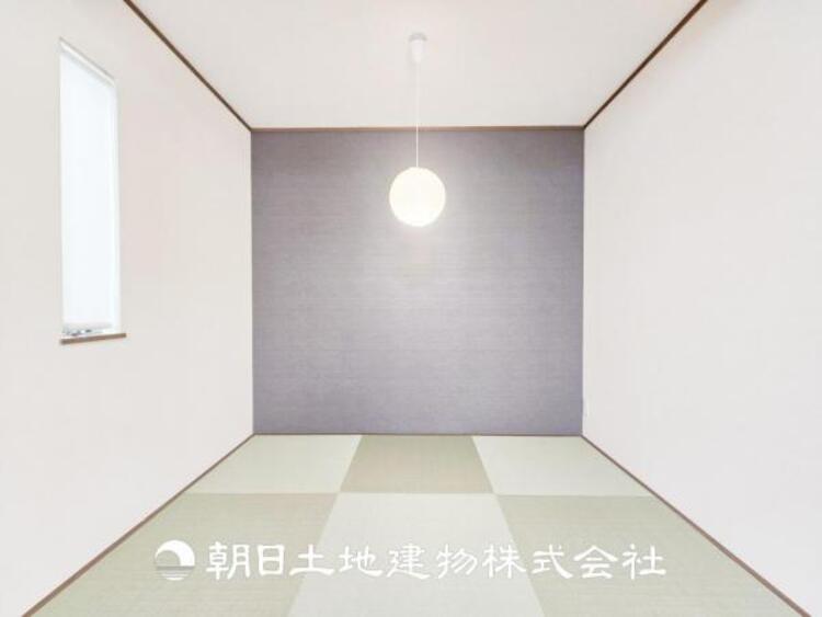 内装 【和室】近年減少傾向にありますが、和室があることで落ち着きと癒しの空間が生まれます。来客時の客室としても利用できますし、お子様のプレイルームやお昼寝に良いお部屋です。