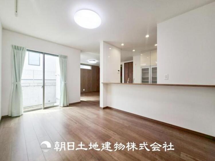 居間 【リビング】開放的で明るい空間が広がるLDK。リビングには暖かな太陽が降り注ぎ、爽やかな住空間です。お友達を呼んでお茶をしたり、一緒に料理を楽しみながら楽しい時間を。