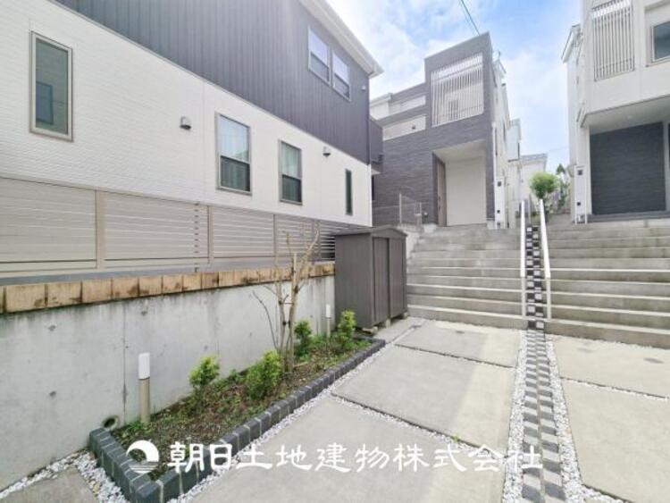 外観 【外観写真】表現された空間はたくさんの光を浴び、風を感じ、暮らしの時間を豊かにしてくれます。デザインされた空間と競い合うかのような充実した建物と共に大切な家族の思い出を刻んでいきます。