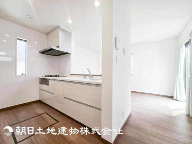 キッチン 【キッチン】住宅の主役でもあり、日常生活を過ごす上で重要な水回りでもあるからこそ機能性・デザイン性に拘りました。お掃除のしやすいシステムキッチンを設置しました。