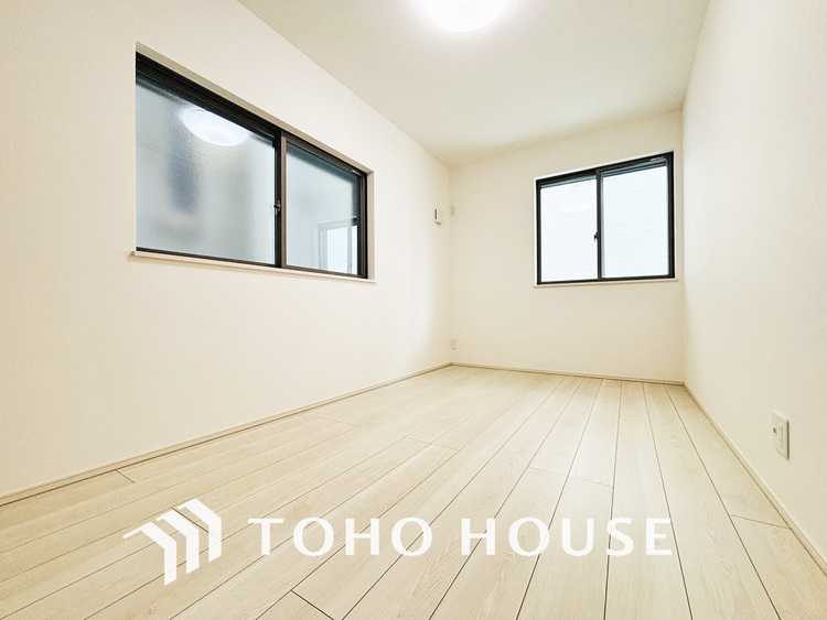 内装 採光もある洋室は、くつろぎのひと時を過ごすのにぴったり