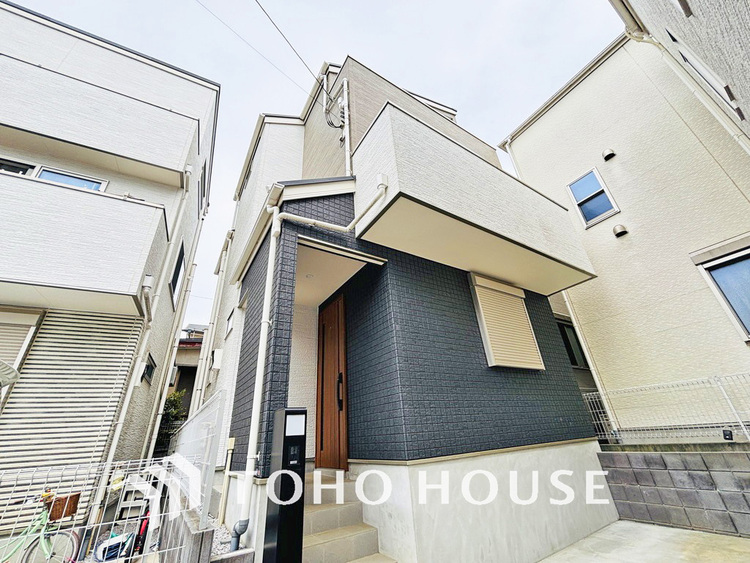 外観 〜閑静な住宅街に佇む築浅中古戸建〜南西向き、全室2面採光につき陽当り・通風良好〜