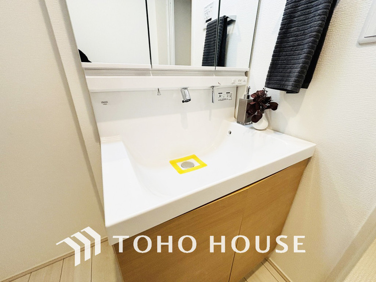 洗面 白を基調とした清潔感のある洗面室で朝の身支度も快適に