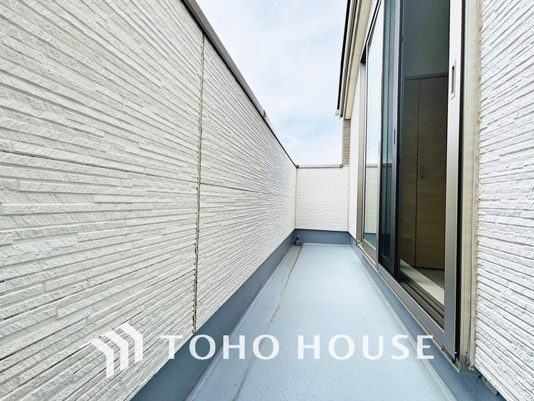 バルコニー 日当たりの良いバルコニーで晴れの日の洗濯物も楽しみになりますね