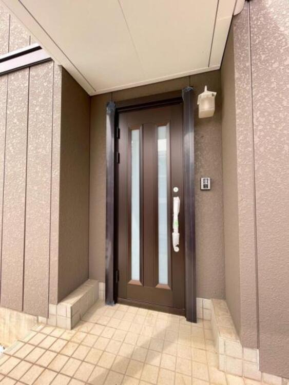 その他 屋根付きで雨の日の開閉快適な玄関。ドアはディンプルキーのダブルロックドアに新規交換済みです。