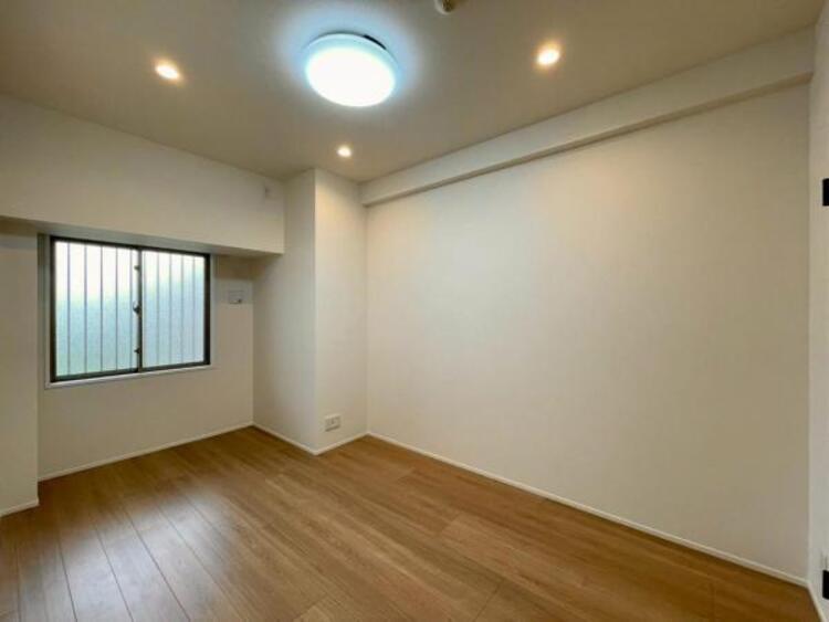 内装 落ち着いた色合いに優しく包まれる、安らぎの主寝室 