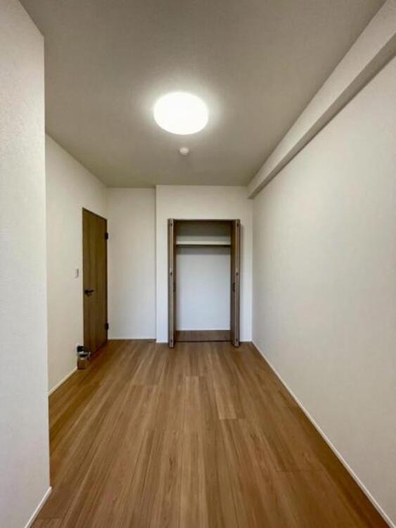 内装 子供部屋にぴったりな洋室。明るい空間で成長を見守ります 