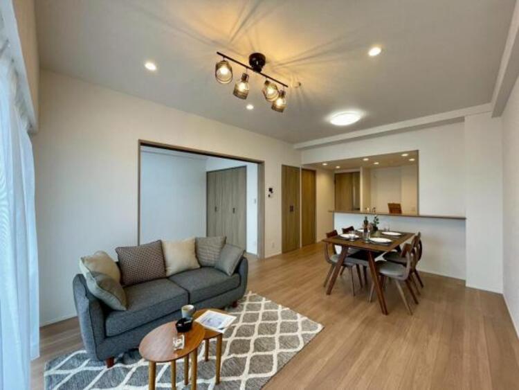 居間 柔らかな木目のフロアがインテリアと調和する、憩いのLDKです