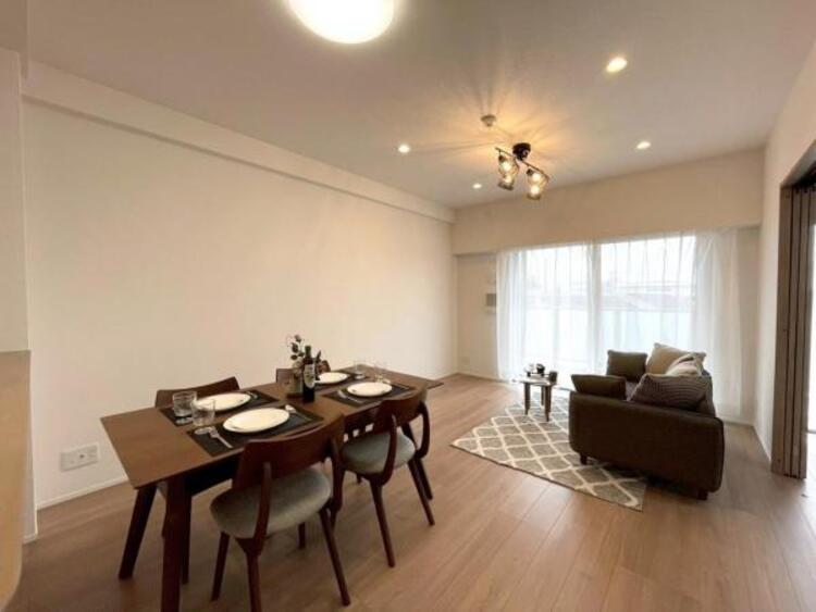 居間 たっぷりの陽光が注がれた明るいリビングは、家族団らんのひと時を包み込みます。