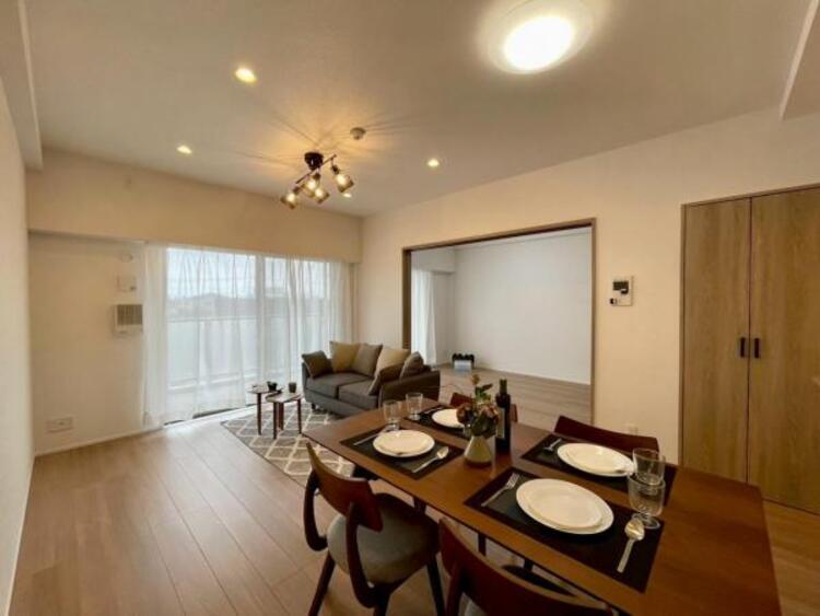 居間 バルコニーと繋がり、空間の広がりとご家族の気配を感じられるゆとりのLDK