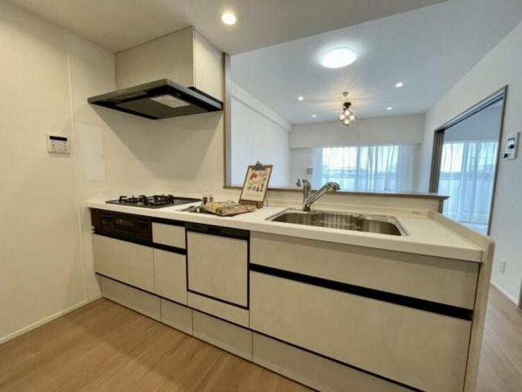 キッチン 広々とした食洗機付きキッチン。対面式でお料理中もご家族の気配を感じられます