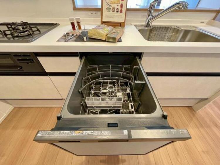 キッチン ビルトイン食洗機で食後の負担を軽減。高温洗浄と乾燥で、手洗いより清潔・快適、経済的です。 