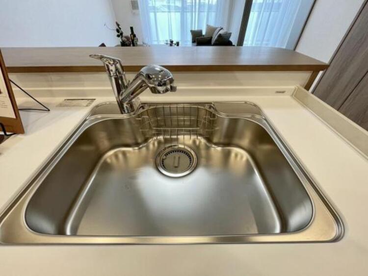 キッチン 鍋や大皿も洗える広々としたシンクです。ステンレスのため耐久性・お手入れしやすさも魅力です 