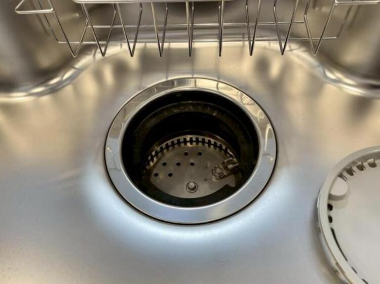 キッチン ディスポーザーは生ゴミを粉砕し排水へ流せるため、シンクの清潔さを保ち、悪臭や害虫の発生を抑制。ゴミ出しも楽に！