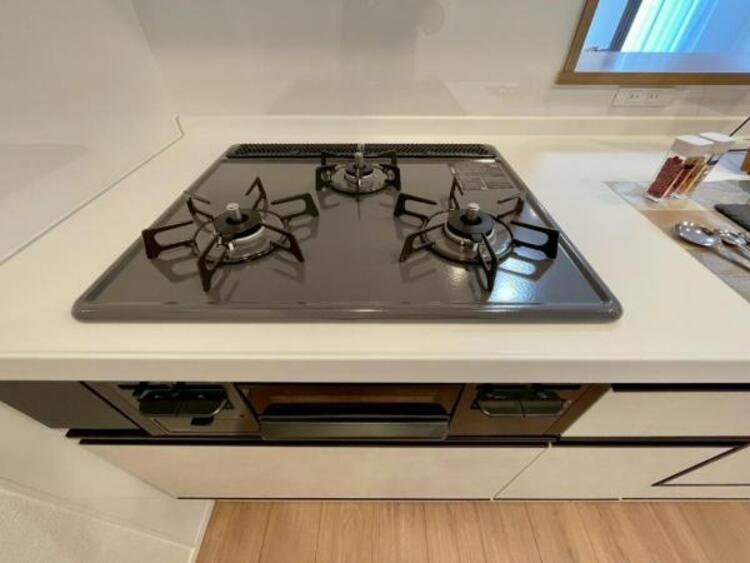 キッチン 毎日の料理に嬉しい3口コンロ。グリルもあり色んなレシピを楽しめそうです。 