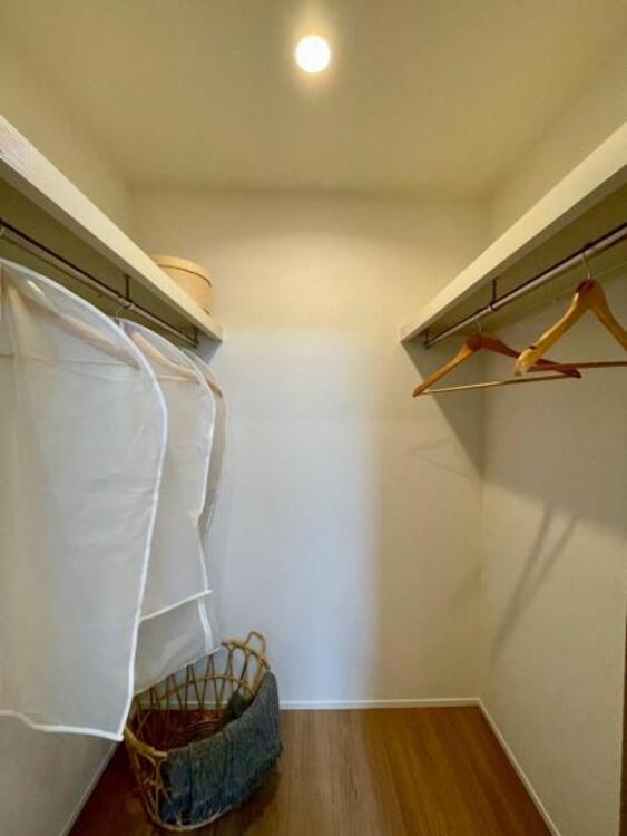 収納 大容量のWICにはご夫婦の衣類がすっきり収まり、衣替えいらずですね 