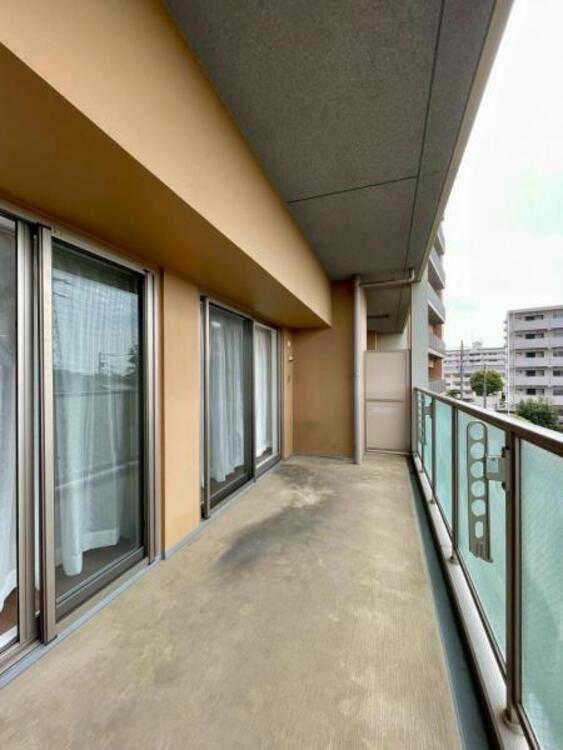 バルコニー 幅と奥行きのあるワイドバルコニーは、大きな洗濯物も干しやすく快適です