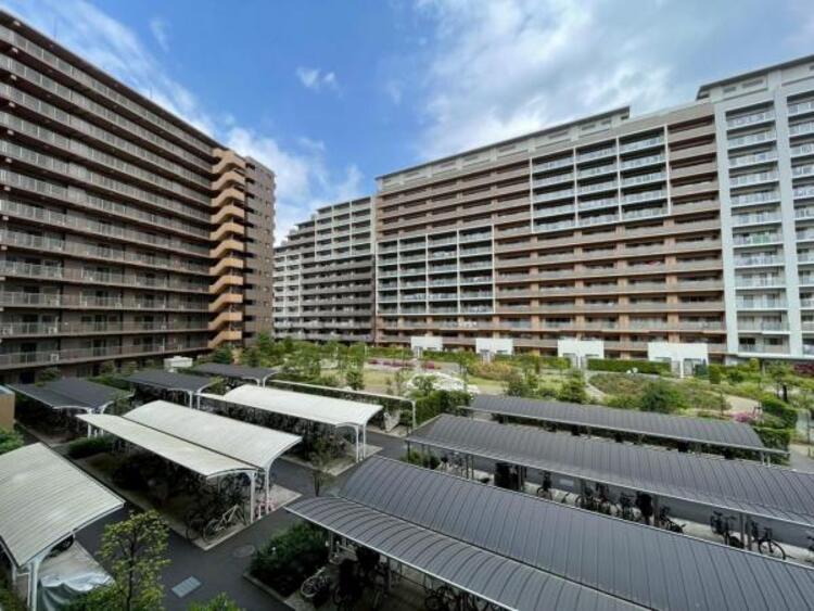 その他 季節の花々が植えられた共用スペース。自然を感じられるビッグコミュニティです