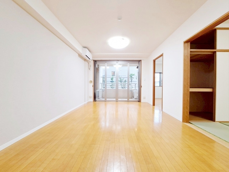 居間 居心地の良い空気感は、暮らしのステージを彩り、心からのやすらぎと満足感を与えてくれます。