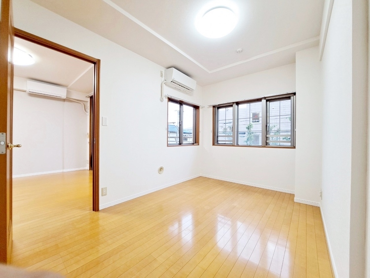 寝室 ベッドも十分に設置するスペースがあります。