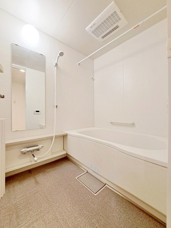 風呂 一日の疲れを癒すバスルームは、心地よいリラックスを叶える清潔感溢れる空間です。