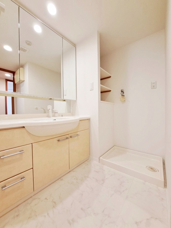 洗面 何かと物が増える場所だからこそ、スッキリと見映えの良い空間に。