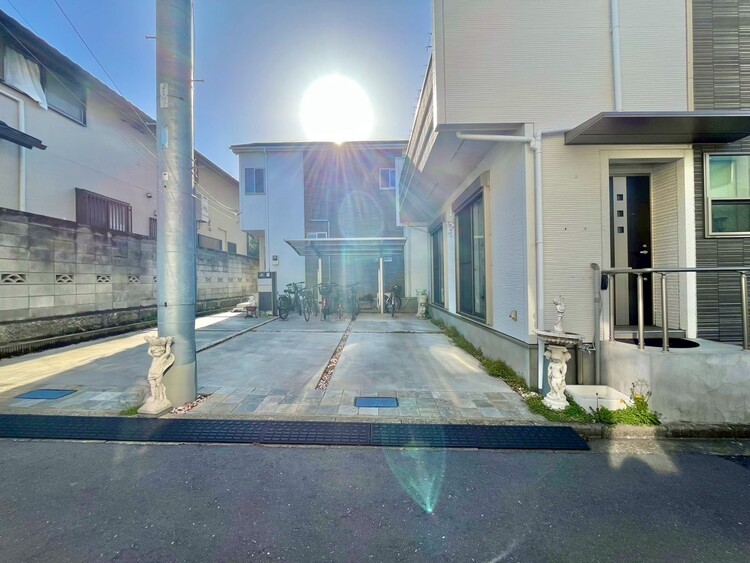 駐車場 本物件の駐車スペースです。仕様・条件等ご不明な点は、お気軽にお問合せくださいませ。