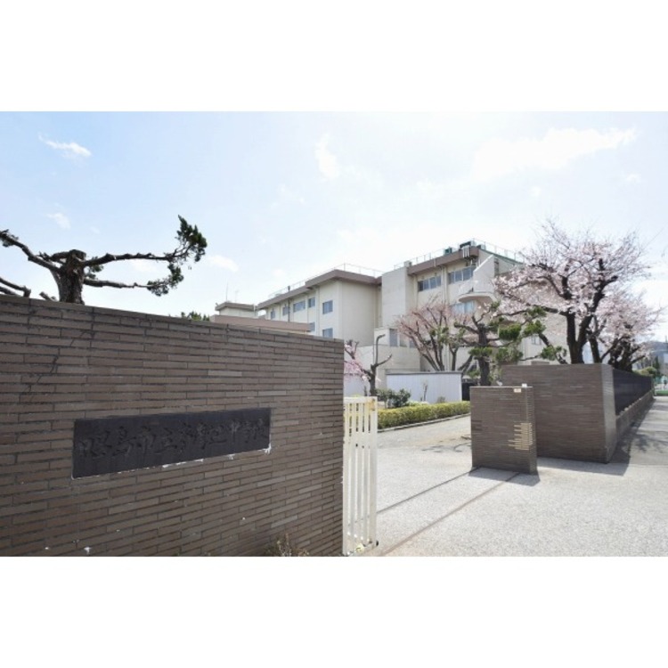 周辺 多摩辺中学校(約1200m)