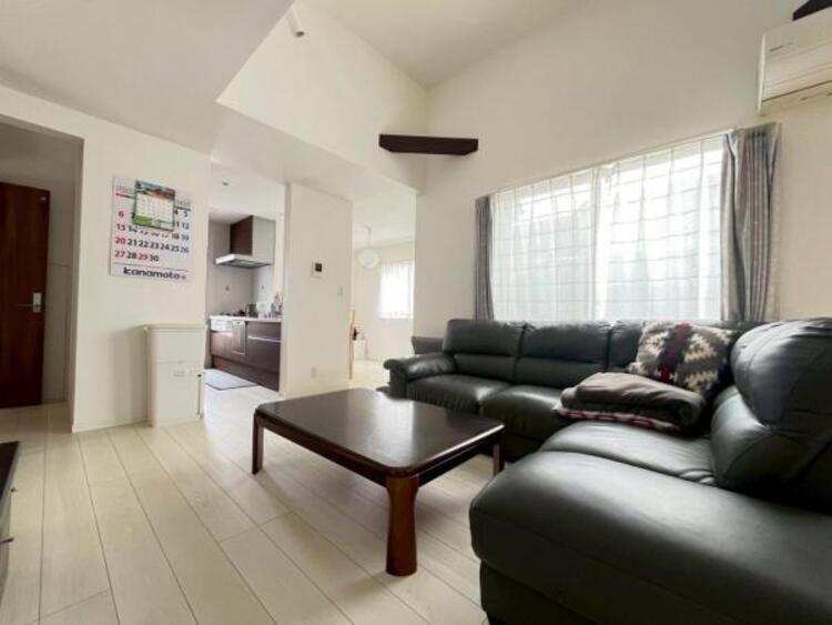 居間 大きなソファを置いてゆったりとご生活頂けるリビング。家族が集まる場所だからこそゆったりとした空間を実現しています。（2025.4.27撮影）