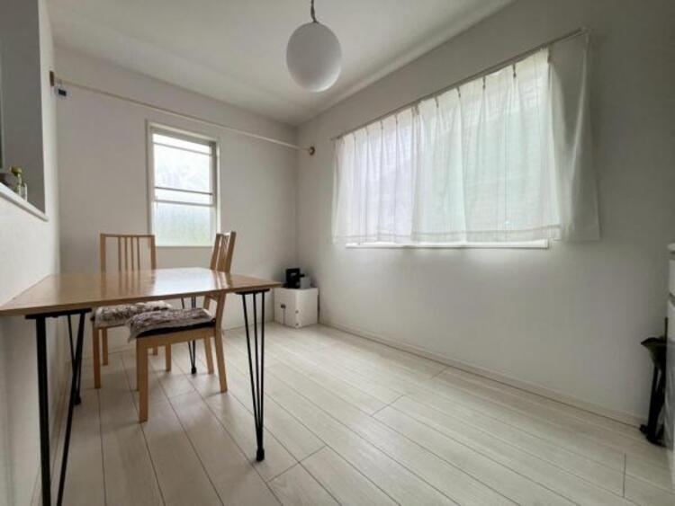 居間 明るく穏やかな空気のなかで食べたり、笑ったり。そんな幸せを感じさせてくれる場所です。（2025.4.27撮影）