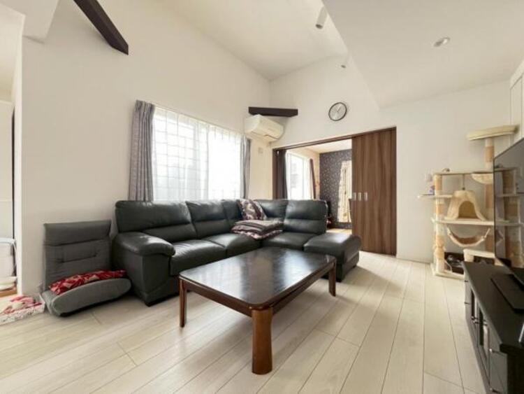 居間 家族はもちろん友人たちもリラックス。仲間を呼び寄せる風通しの良い家。光と風が通るリビングで充実した毎日を。（2025.4.27撮影）