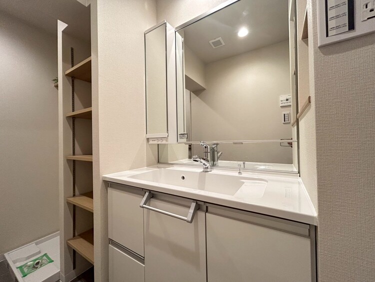 その他 清潔感を感じられる洗面化粧台。