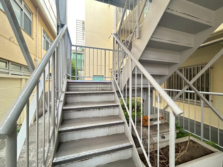その他 共用部の階段です。明るく清潔に管理されています。