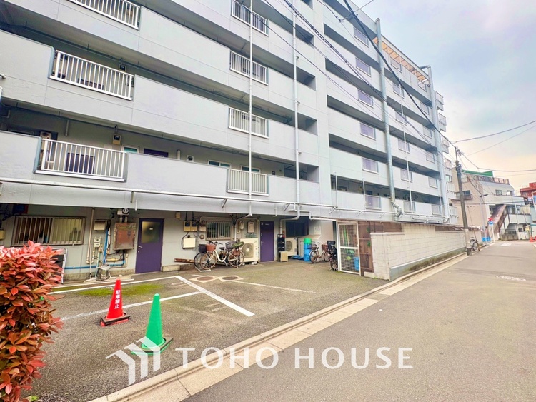 外観 【Entrance】お出かけとお戻りの際に必ず通る場所は全体的に穏やかで慎ましい印影。美しく光をアレンジした素敵なエントランスです。