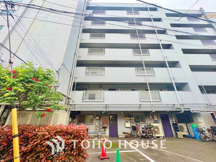 外観 【エントランス】よく手が行き届いたエントランス。出入りで必ず目にする場所だから、いつも清潔で管理されているのは嬉しいポイントですね