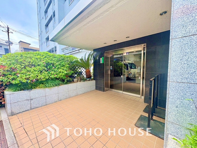 その他 【The way to the station】幾度となく通い続ける道。小さな花、木々のざわめき。毎日の生活をあざやかに彩ってくれる。そんな想像をかき立てられる。