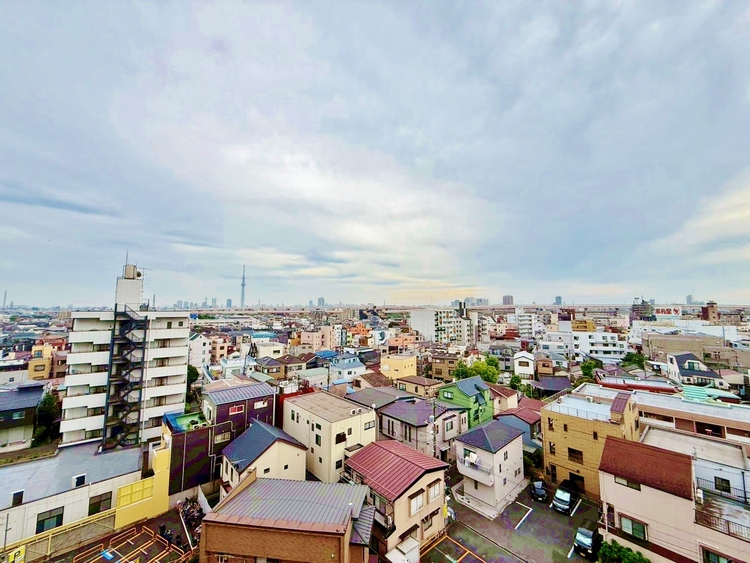 バルコニー 窓を開けると広がる青空。心をリフレッシュして日々を過ごしていきましょう。