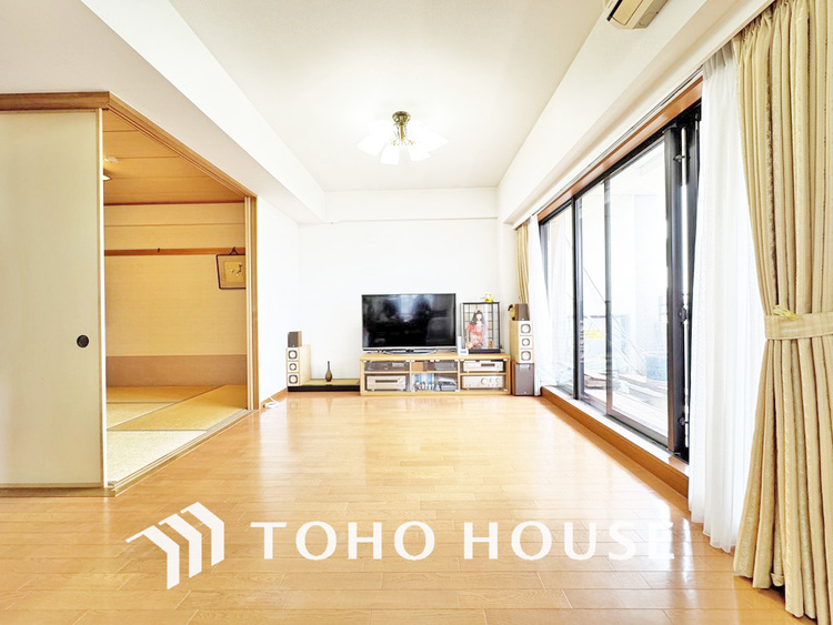 内装 広がりのある住空間、家族が集まるリビング・ダイニング