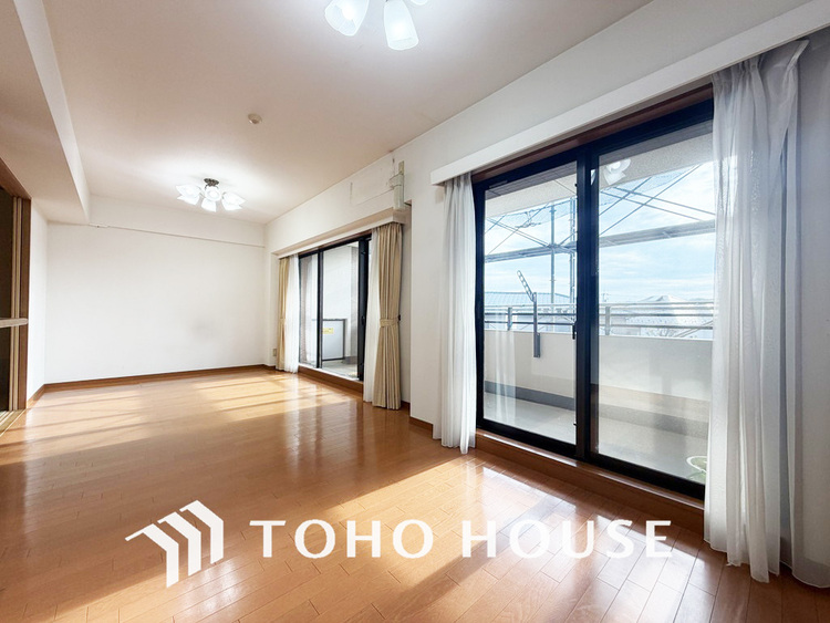 内装 大きな窓のあるリビングは自然と家族が集まる空間に