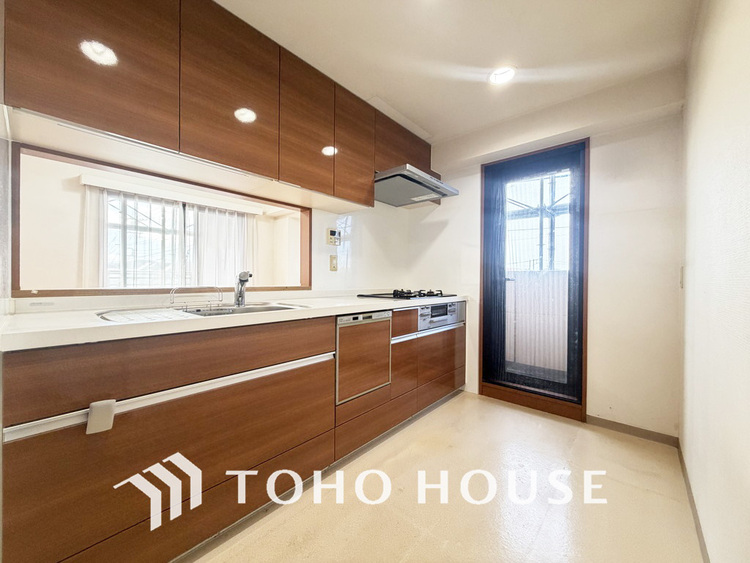 キッチン 落ち着いたカラーのキッチンは清潔感と気品が溢れています