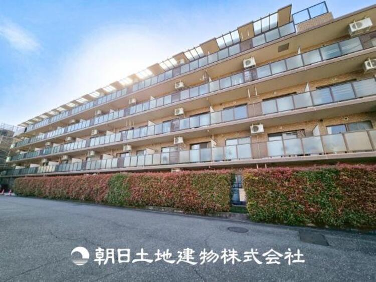 外観 【外観写真】表現された空間はたくさんの光を浴び、風を感じ、暮らしの時間を豊かにしてくれます。デザインされた空間と競い合うかのような充実した建物と共に大切な家族の思い出を刻んでいきます。